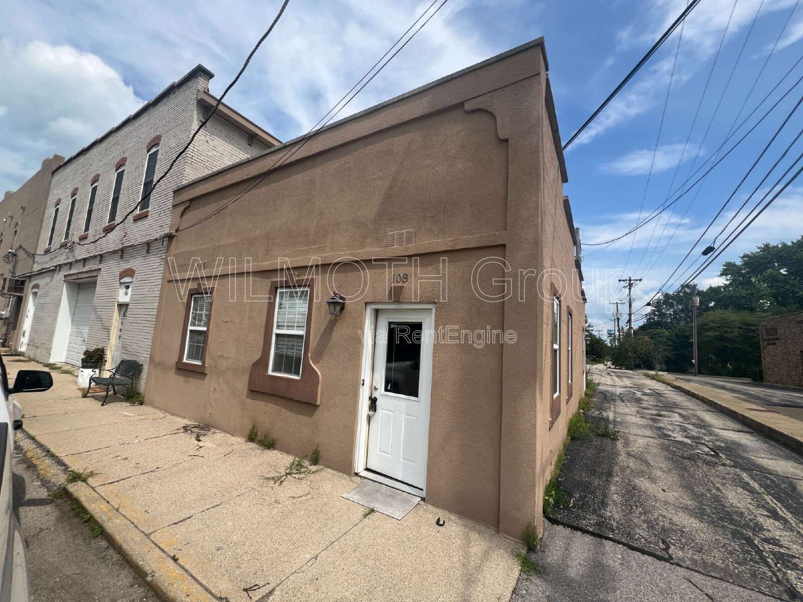 2-Bedroom Haven in Linden – Spacious 1026 Sq Ft Living at 108 E Walnut St! property image